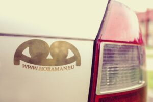 Automašīnas un stikla zelta uzlīme